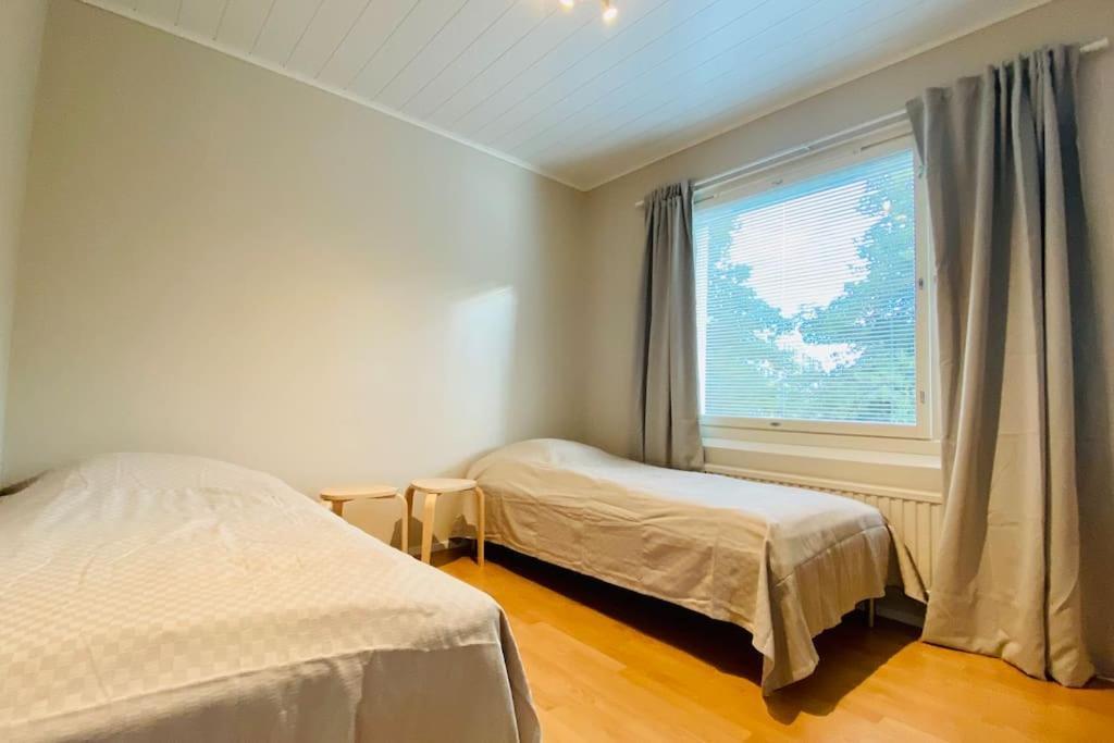 Beautiful 2 Bedroom & Free Parking Apartment *